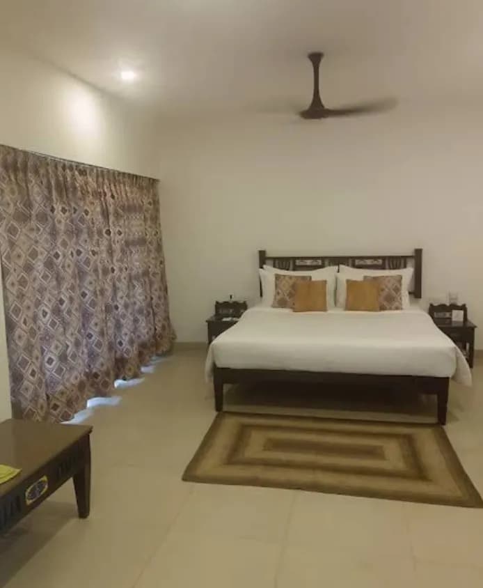 Bedroom Woven Border Area Rug for a Vasco residence