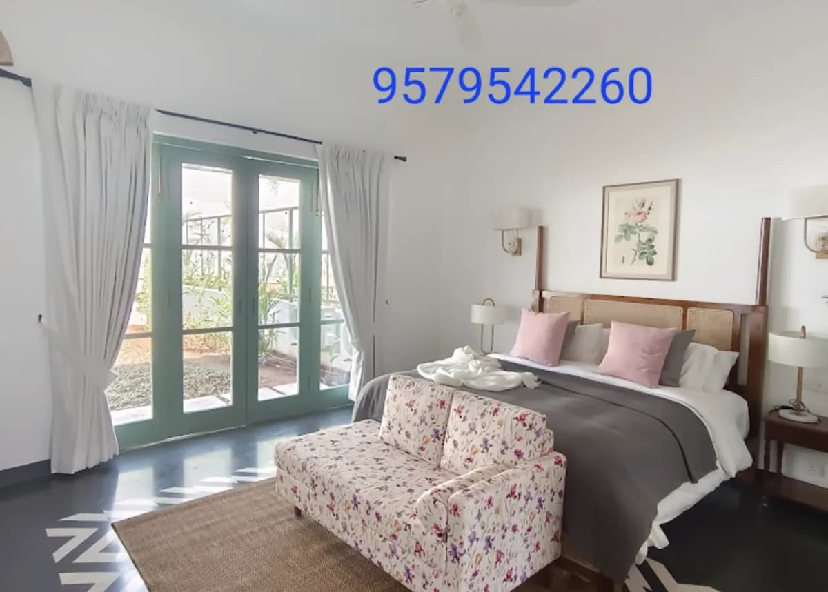 Four Poster Bed Room Design