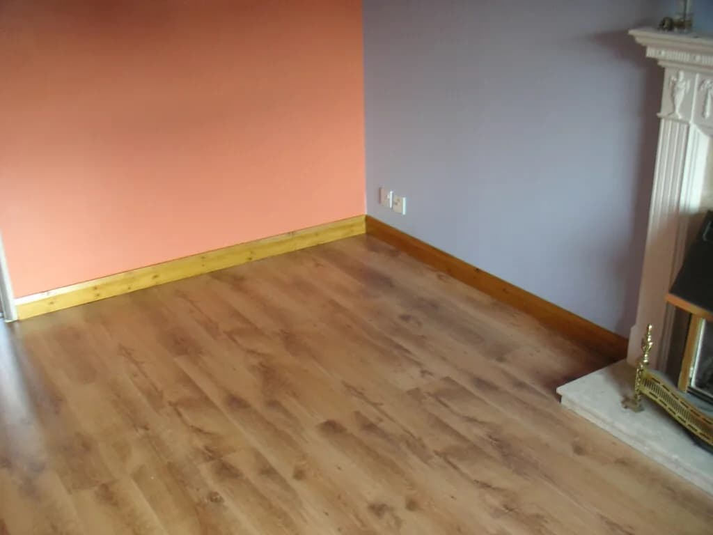 Room with a warm oak-look laminate floor